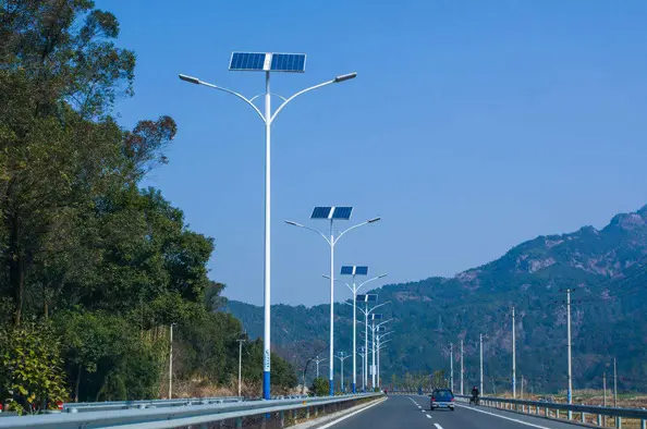 太阳能路灯厂家介绍如何提高太阳能路灯的亮灯时间